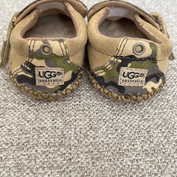 UGG shoes infant 3-6 mnts - Picture 2 of 3